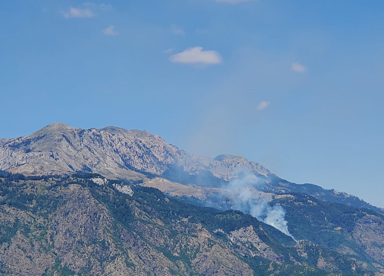 Një vatër aktive zjarri në malin e Munellës, strehën e rrëqebullit të Ballkanit