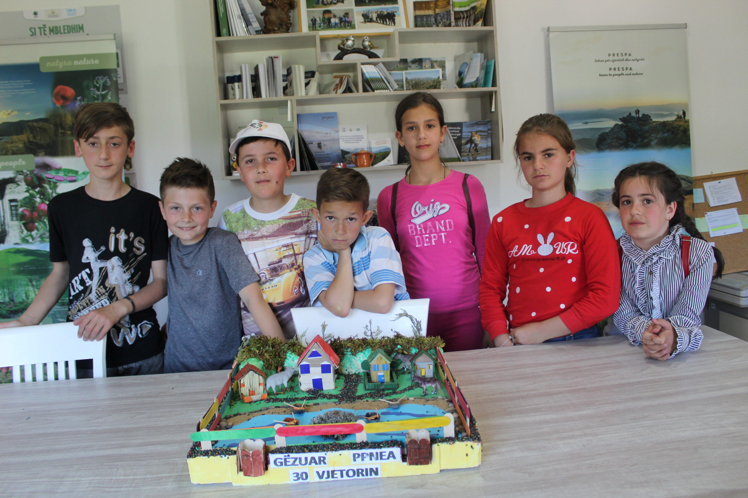 Dhurata e fëmijëve të Prespës për 30 vjetorin e themelimit të PPNEA