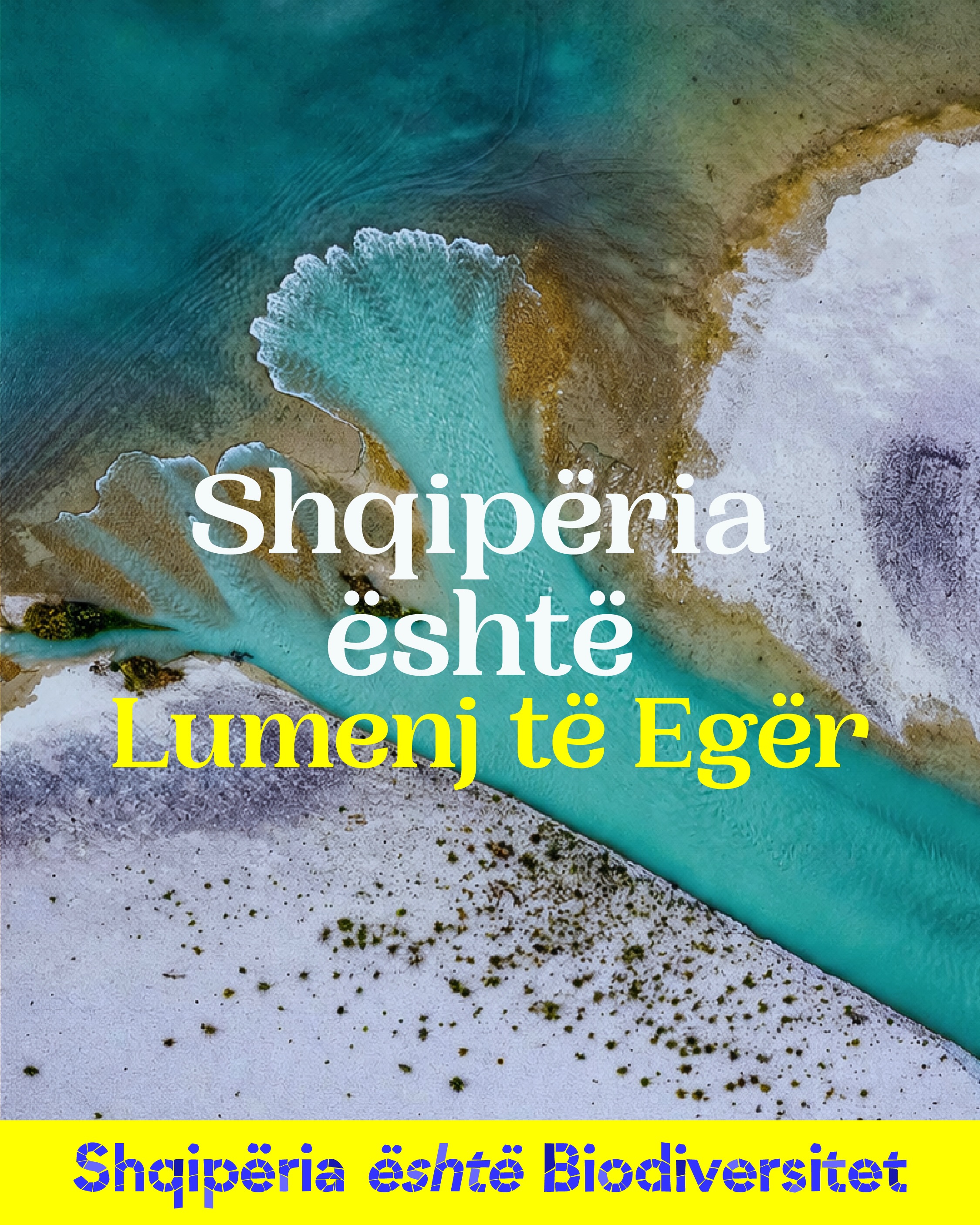 Pamje nga ajri e ujit bruz të një lumi mes brigjeve të bardha ranore. Tekst në imazh: Shqipëria është Lumenj të Egër.